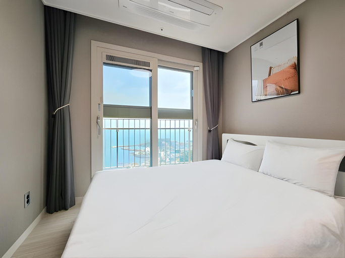 Bedroom 2, Y COLLECTION by UH FLAT OSIRIA, Gijang