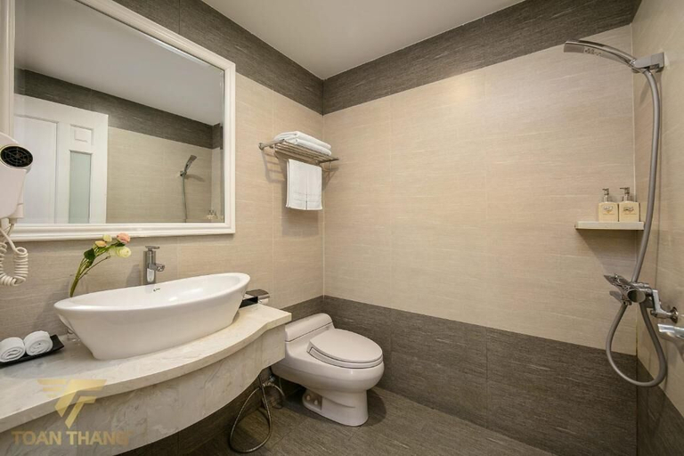 Bathroom, Toan Thang Hotel by Bay Luxury, Long Biên