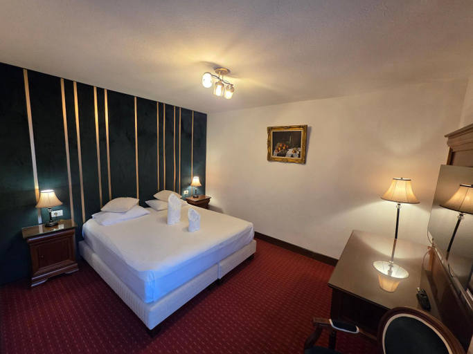 Others 5, Hotel Select, Livadia