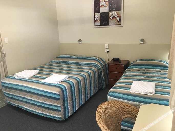 Bedroom 2, Plantation Park Motor Inn, Burdekin