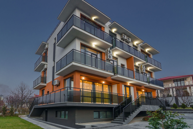 Exterior & Views