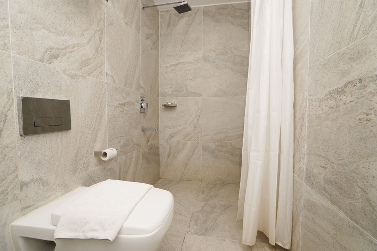 Bathroom 3, Le Mirage, Puducherry
