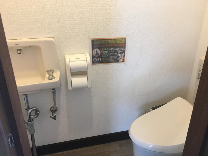 Bathroom 4, Lucky Hostel, Shinjuku