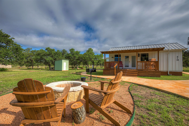 Property grounds 2, Luxurious & Intimate Cottage in Fred Wine Country!, Gillespie