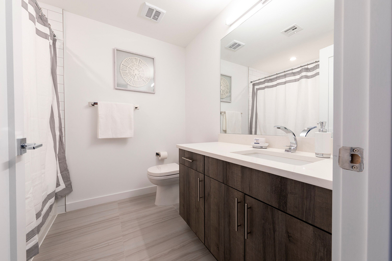 Others 5, Lavish 3BR Retreat w Private Rooftop Deck Near NYC, Hudson