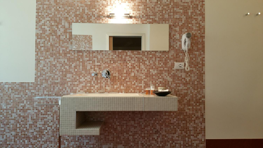 Bathroom 3, Portopalosuite, Syracuse