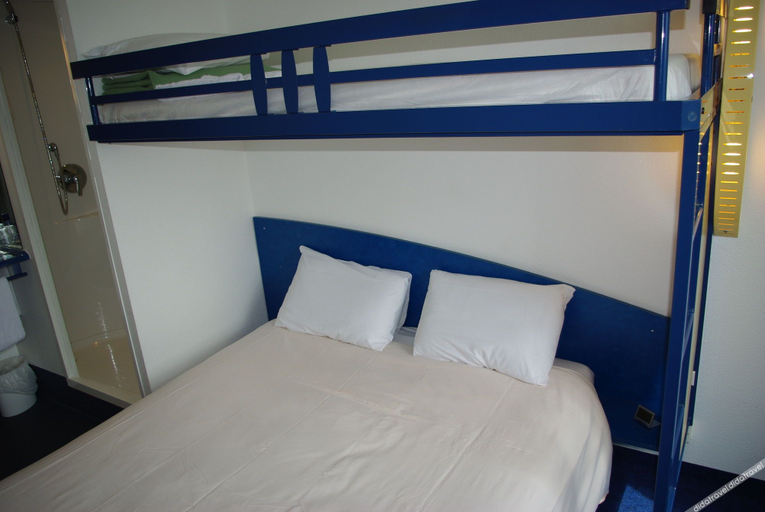 Bedroom 3, greet Paris Porte de la Chapelle-Aréna, Paris
