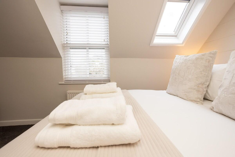 Bedroom 2, The Deck @ West Wall - 2 Bedroom Apartment - Tenb, Pembrokeshire