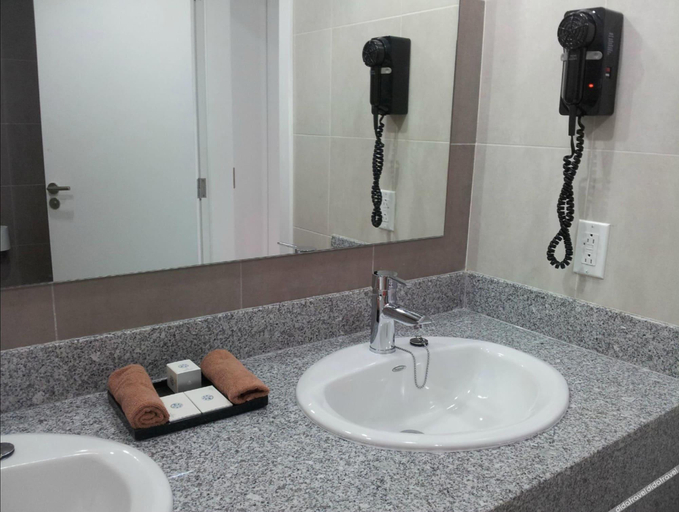 Bathroom 5, Riu Playa Blanca - All Inclusive, Antón