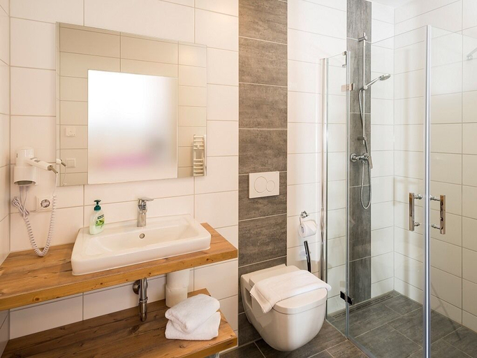 Bathroom 5, Landhotel Zum Adler, Dillingen an der Donau