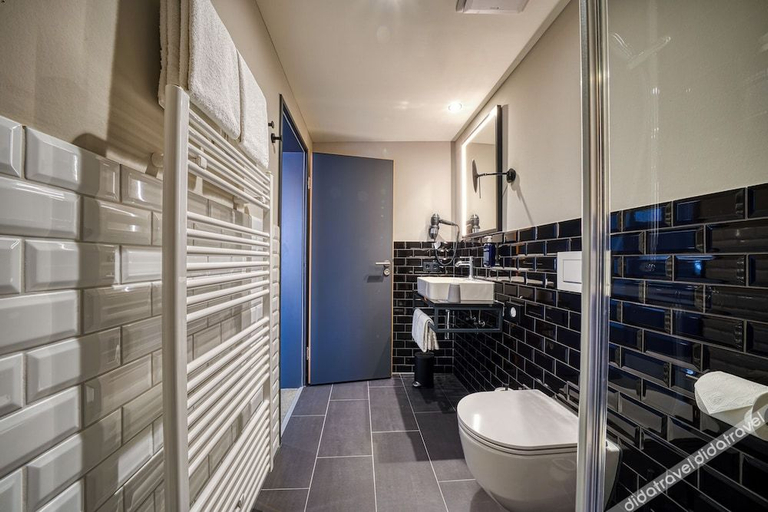 Bathroom 5, NYCE Hotel Dortmund Thier Galerie, Dortmund