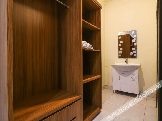 Others 2, OYO 2178 Merthan House, Badung