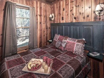 Others 2, Perfect Cabin, 2 Bedrooms, Fireplace, Midtown, Sleeps 5, Lincoln
