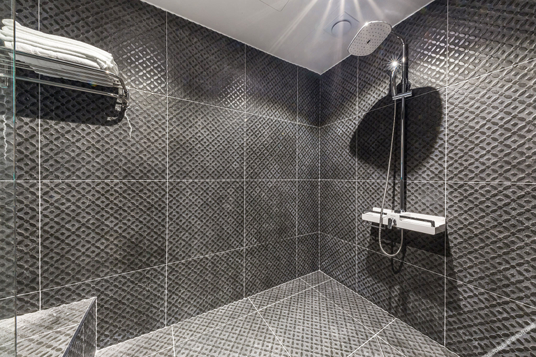 Bathroom 4, Guri Hotel in Cafe, Guri