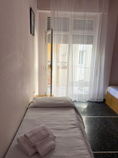 Bedroom 2, Hotel & Trattoria Le Caravelle, Genova