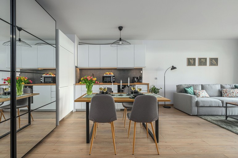 Private kitchen 5, Lumina apartment with patio and parking, Łódź