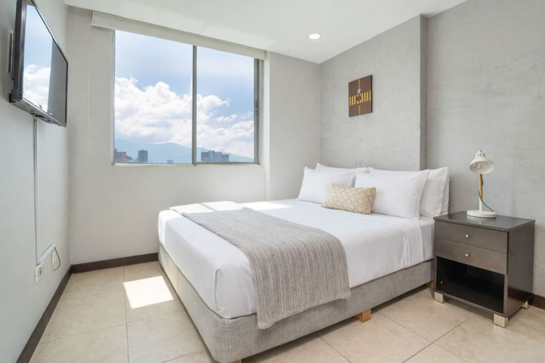 Room 5, 14th Floor 3BR apt City Views and Rooftop Jacuzzi, Medellín