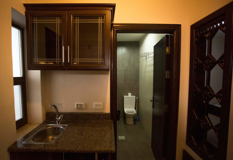 Bathroom, Thara Dead Sea, Shooneh Janoobiyyeh