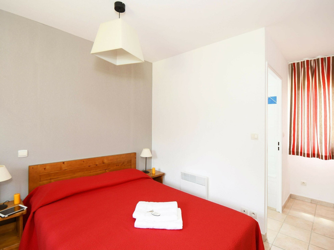 Room amenity, Apartment in France With Pool Views, Dordogne