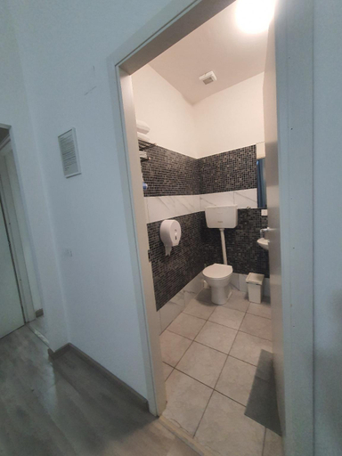 Bathroom 5, The Shelter in Rome, Roma