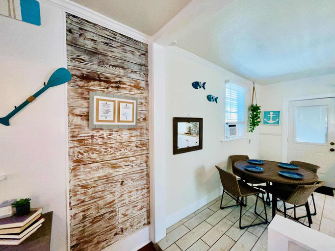 Living area 2, Hot Tub Tideaway Walkable, Galveston