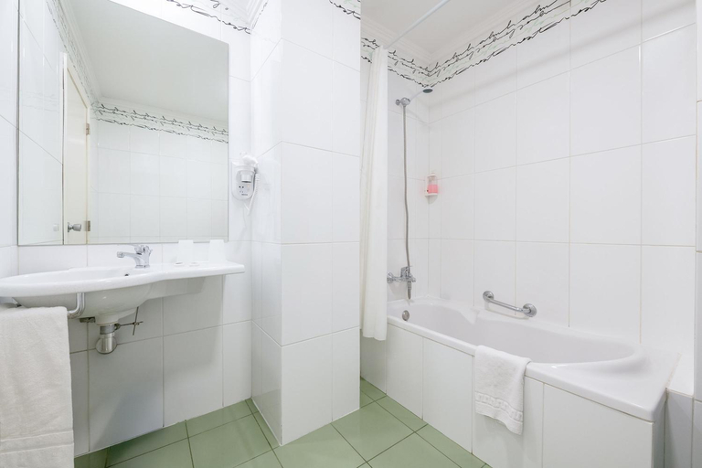 Bathroom 4, Hotel Orquidea, Funchal