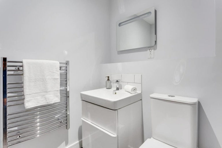 Bathroom 3, Modern 1 bedroom apartment in central Birmingham!, Birmingham