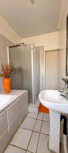 Bathroom 2, Marli Guesthouse, Lejweleputswa