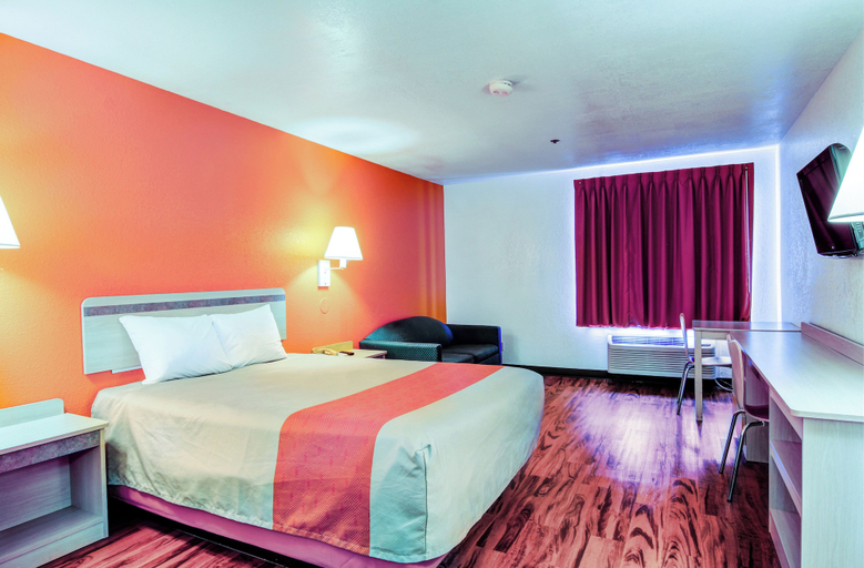 Room 4, Hotel Blu, Boone