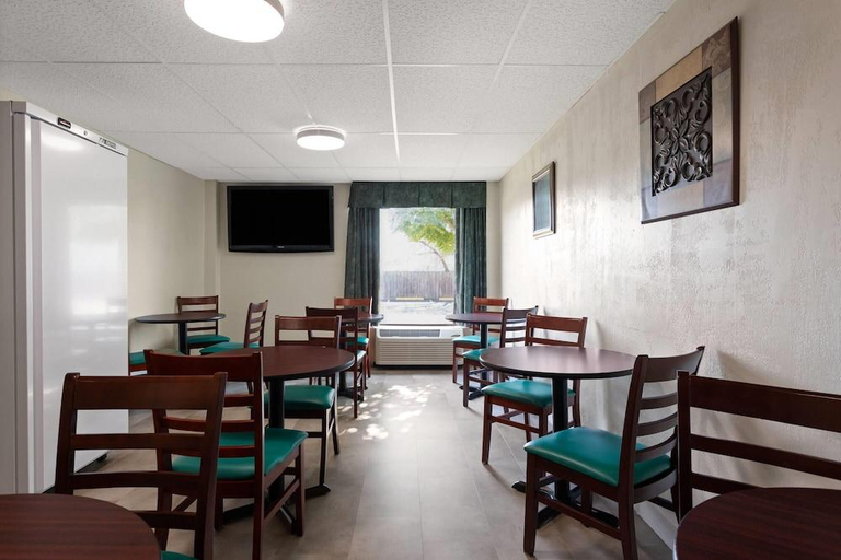 Food & Drinks 5, Super 8 by Wyndham Columbus, Franklin