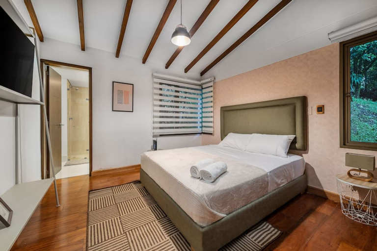 Room 5, Casa Terracina Amazing 5BR Mansion With Private Pool, Envigado