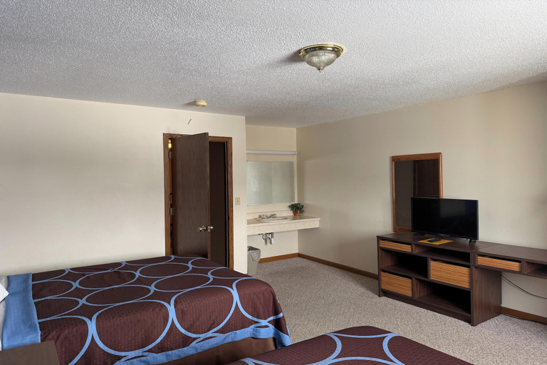 Bedroom 2, Iron Mountain Inn & Suites MI US 2, Dickinson