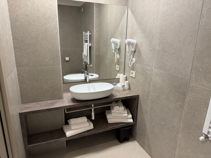 Bathroom 5, Hotel Porto Azzurro, Brescia