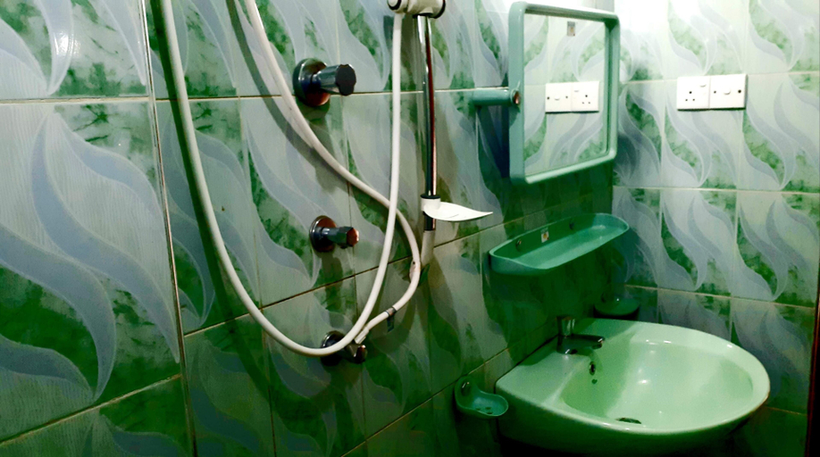 Bathroom 4, Residence Kuruniyavilla, Habaraduwa