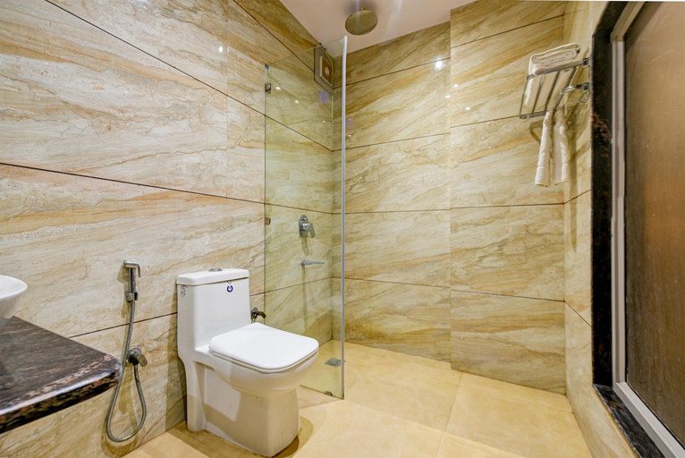 Bathroom 5, Hotel Square Plaza At Airport, Delhi