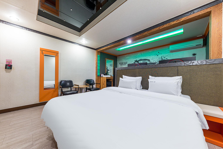 Bedroom 2, Iksan Soo, Iksan