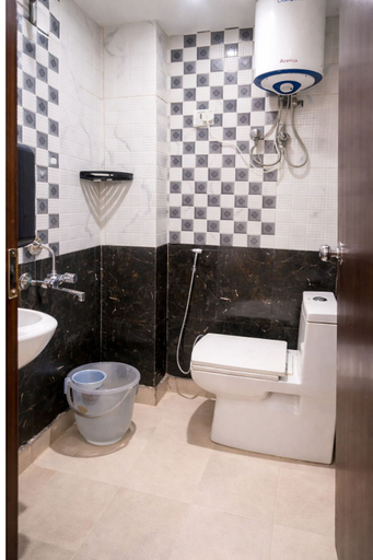 Bathroom 2, Hotel Orange Retreat, Delhi