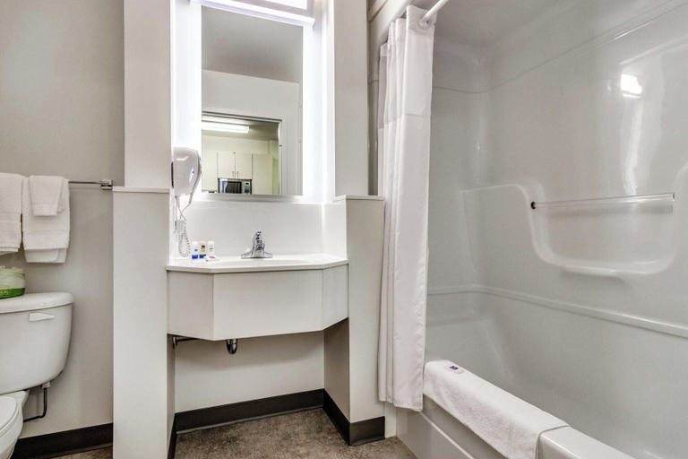 Bathroom 4, Motel 6 Saskatoon, SK, Division No. 11
