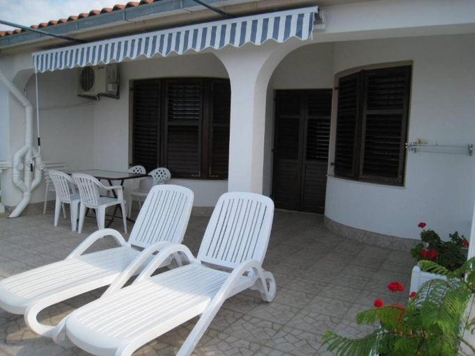 Others 5, Vila Familija