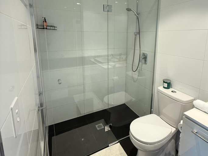 Bathroom 4, Luxurious Queen Bed Suite with a Balcony, Melbourne