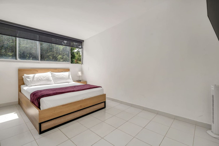 Room 4, Oslo 704 in Medell n, Medellín