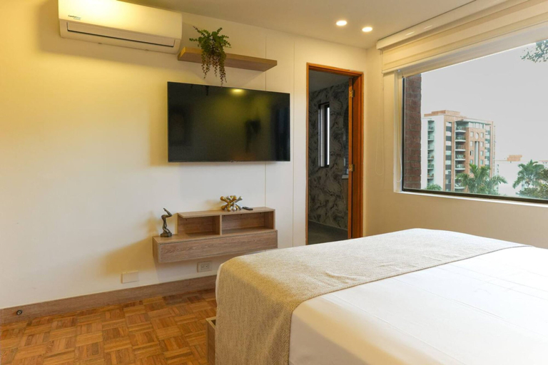 Room 3, 401 - Luxury 4BR Retreat With Private Bathtub and AC, Medellín