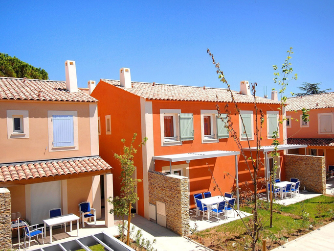 Exterior 3, Modern Stay With Pool & Terrace, Gard
