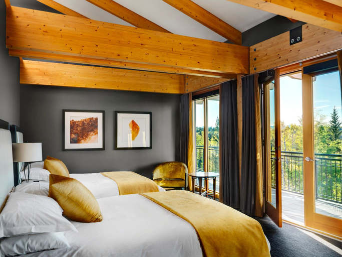 Room 2, Azuridge Estate Hotel, Division No. 6