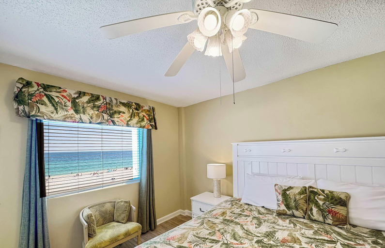 Room 4, Driftwood Towers 4H - Beachfront, Baldwin