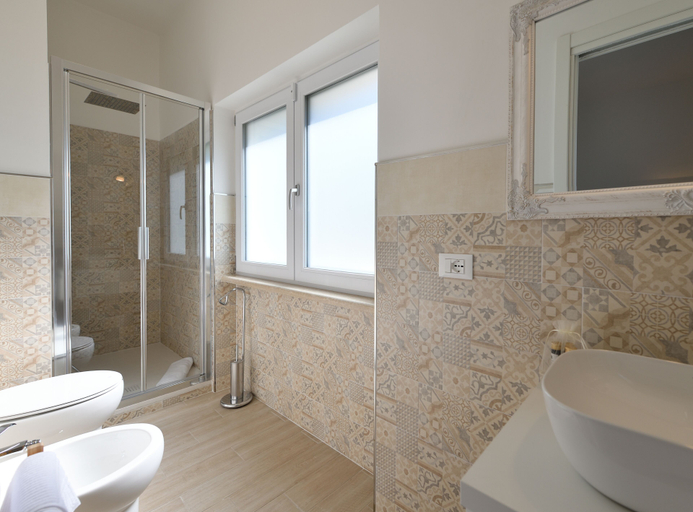 Bathroom 3, il Lago di Nemi, Rome