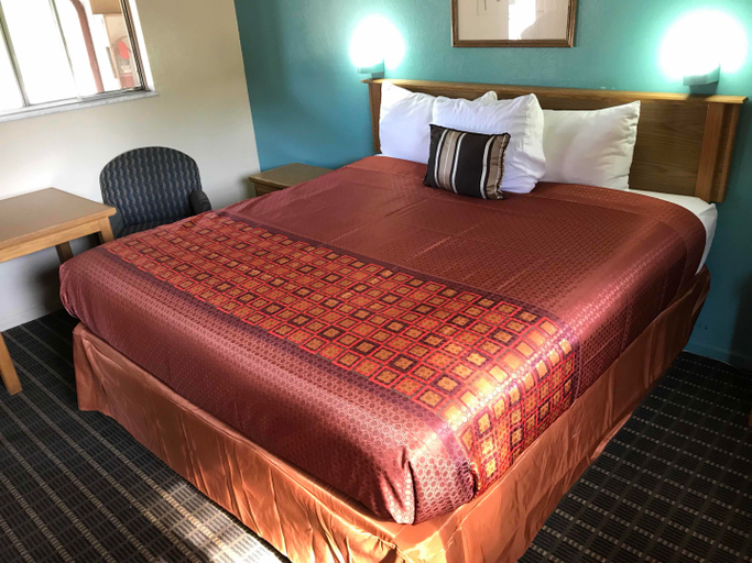 Bedroom 2, Best Motel, Lucas