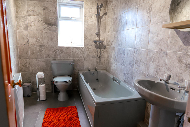 Bathroom 3, Beautiful 3 Bedroom house - Sleeps 5 Free parking, Sheffield