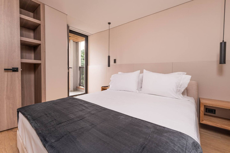 Room 5, Jatisa 501 in Medell n, Medellín