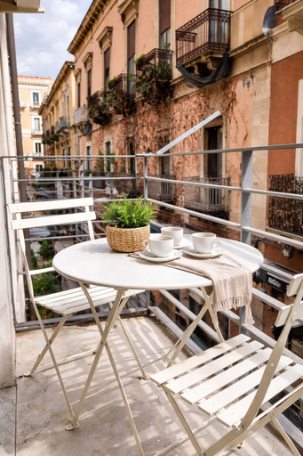 Outdoor dining, Etnea Rooms, Catania